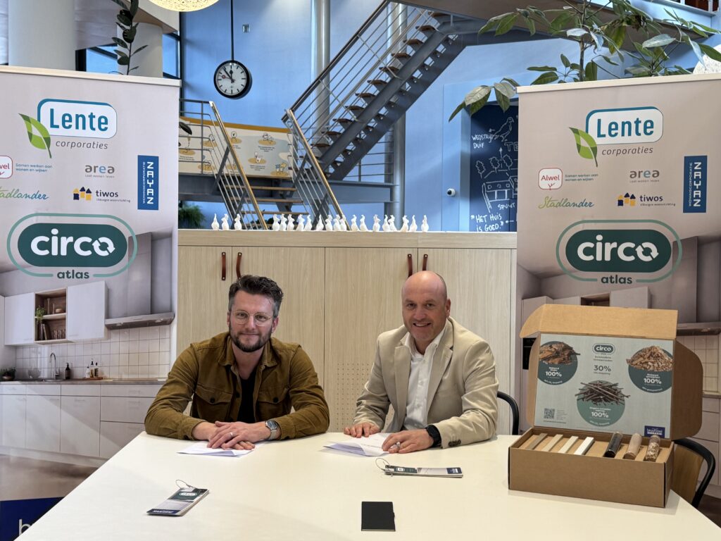 Robert Fase, beheerder vastgoed (l) tekent de raamovereenkomst namens Tiwos