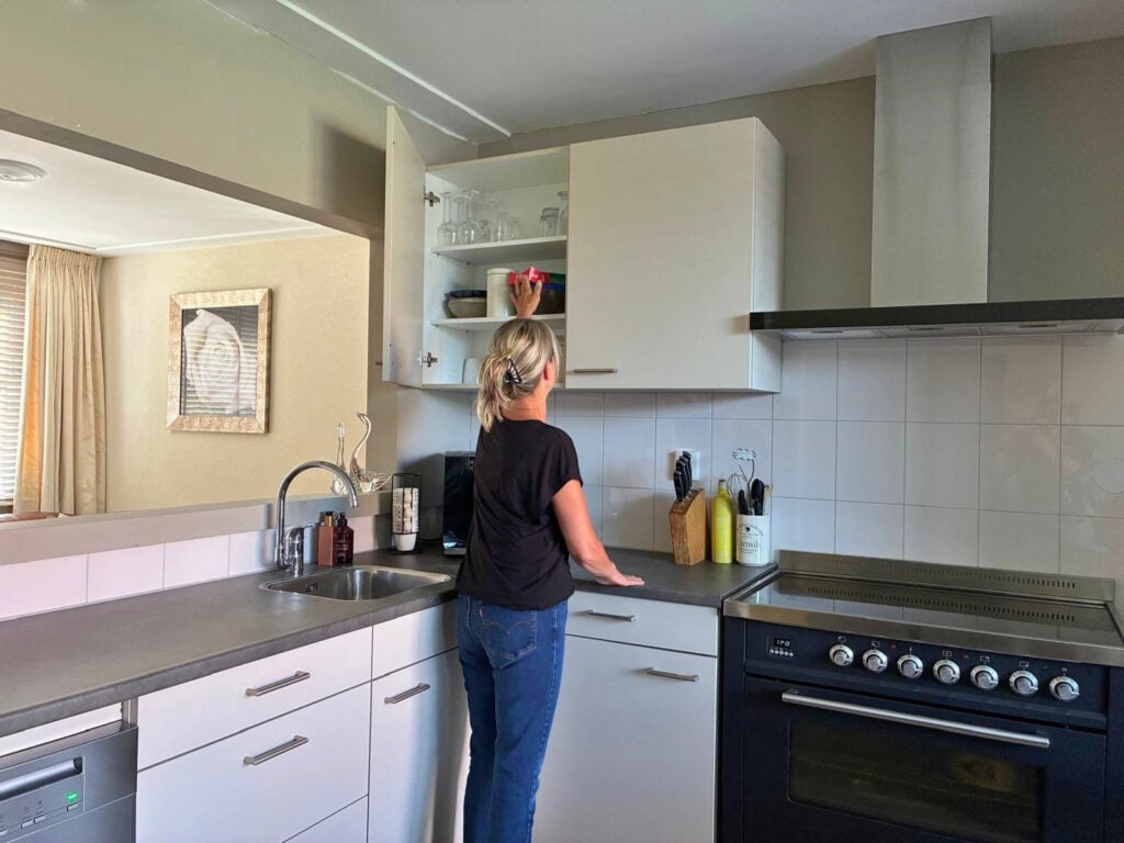 Bewoner Aafke in haar nieuwe, circulaire Bruynzeel keuken